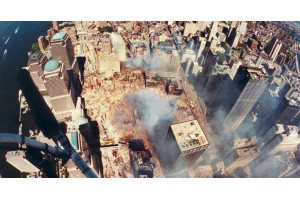 Ruinele World Trade Center, printr-o vedere panoramica aerieana deasupra Manhattan-ului, captata pe 15 septembrie 2001; Foto: History