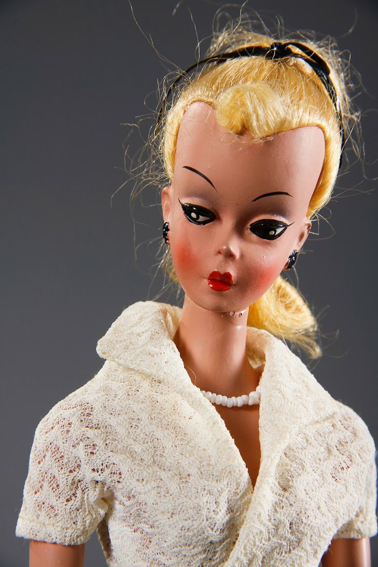 Păpuşa Barbie, miniatură a unei prostituate de lux
