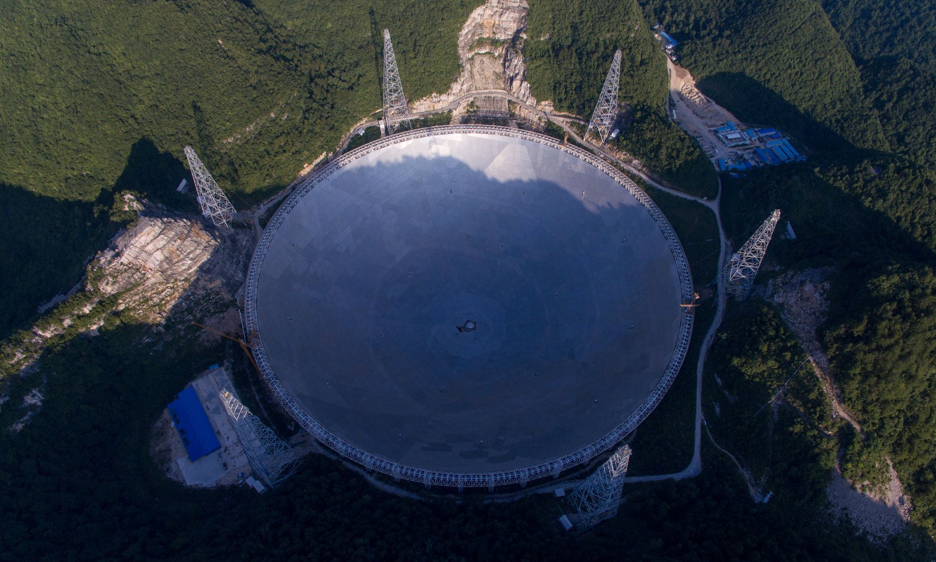China finalizează cel mai mare telescop radio din lume