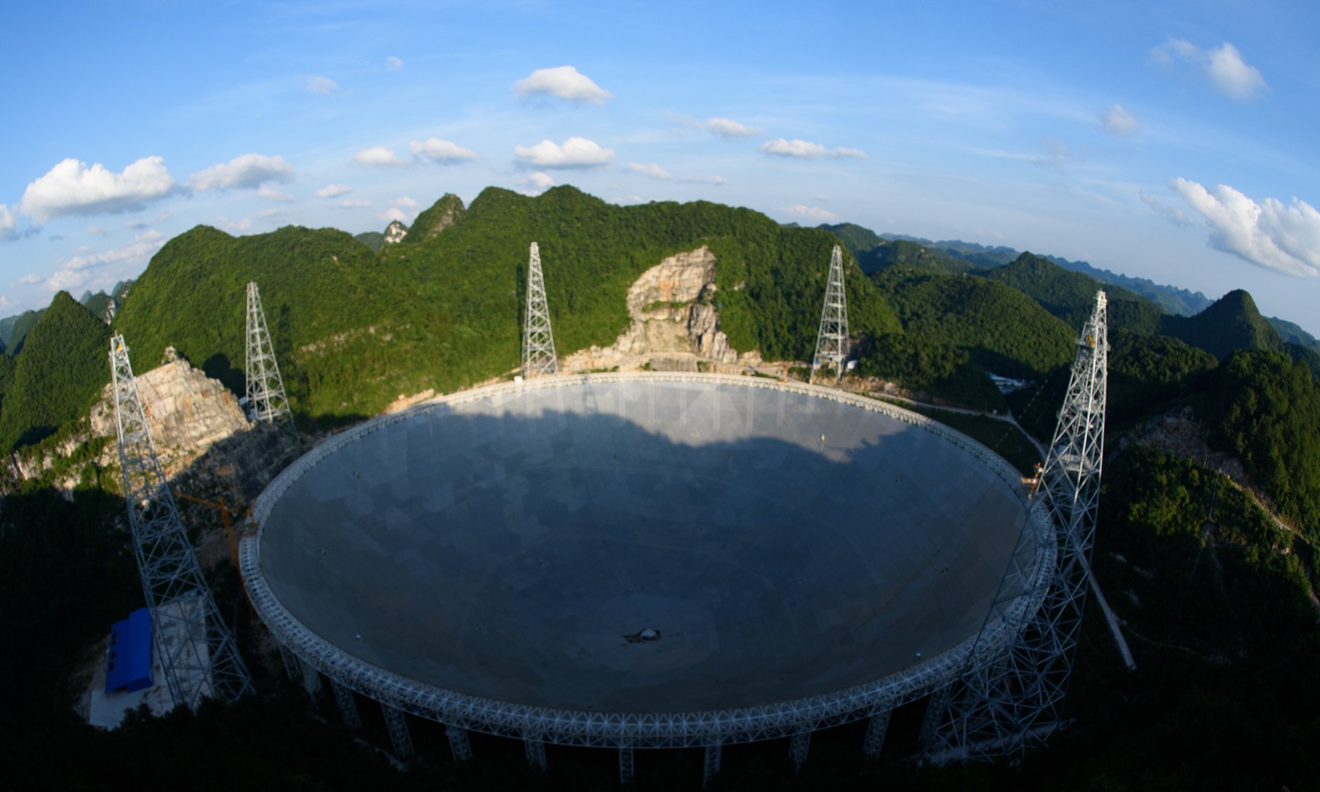 China finalizează cel mai mare telescop radio din lume