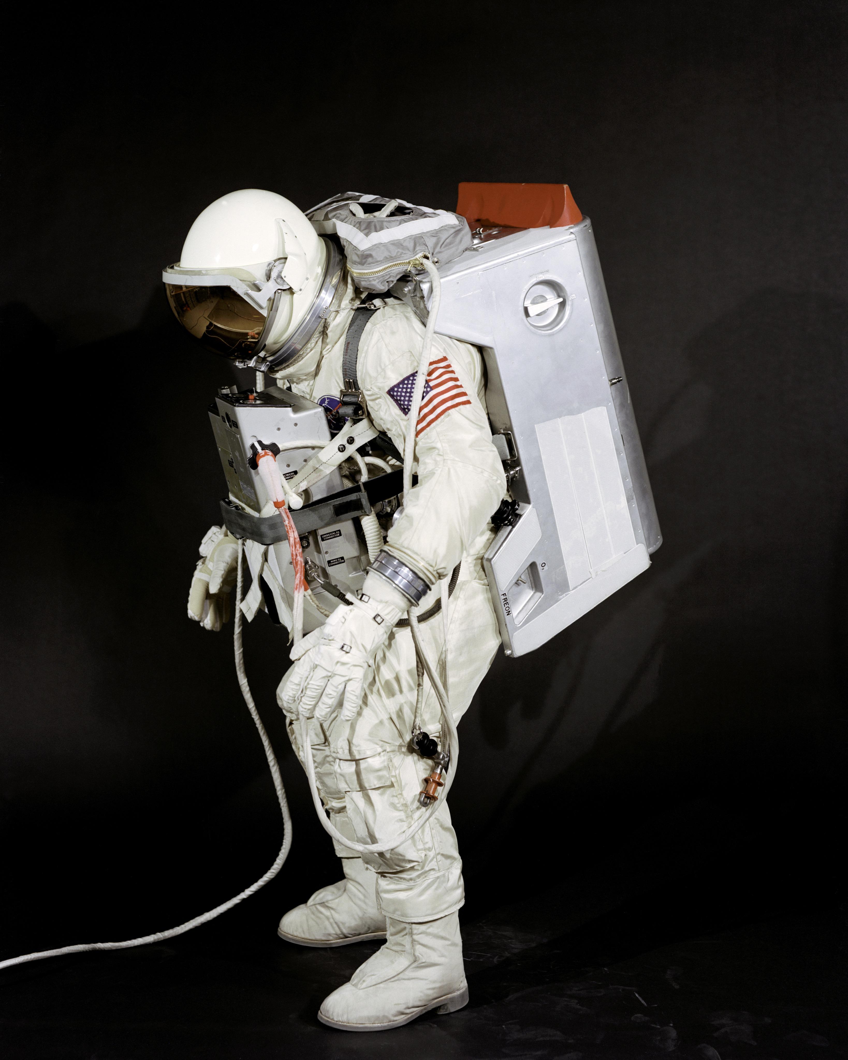 Poate supravieţui un om în spaţiul cosmic fără costum de astronaut?