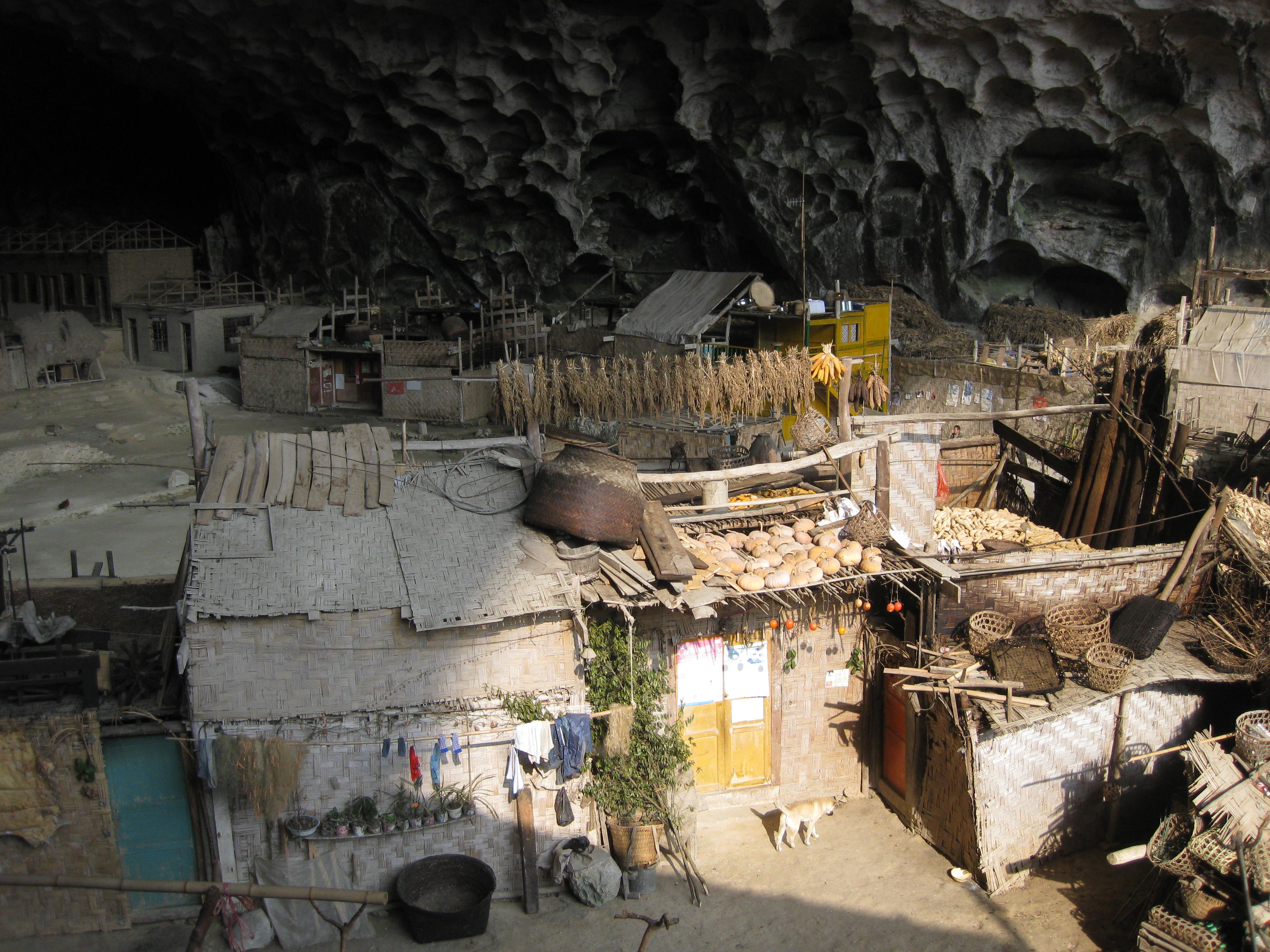 Satul aflat într-o peşteră