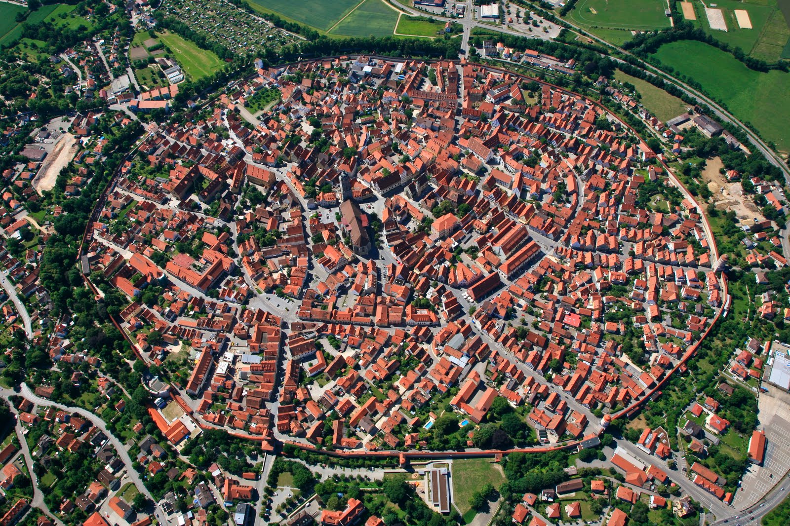 Nördlingen - Oraşul din interiorul unui crater de meteorit