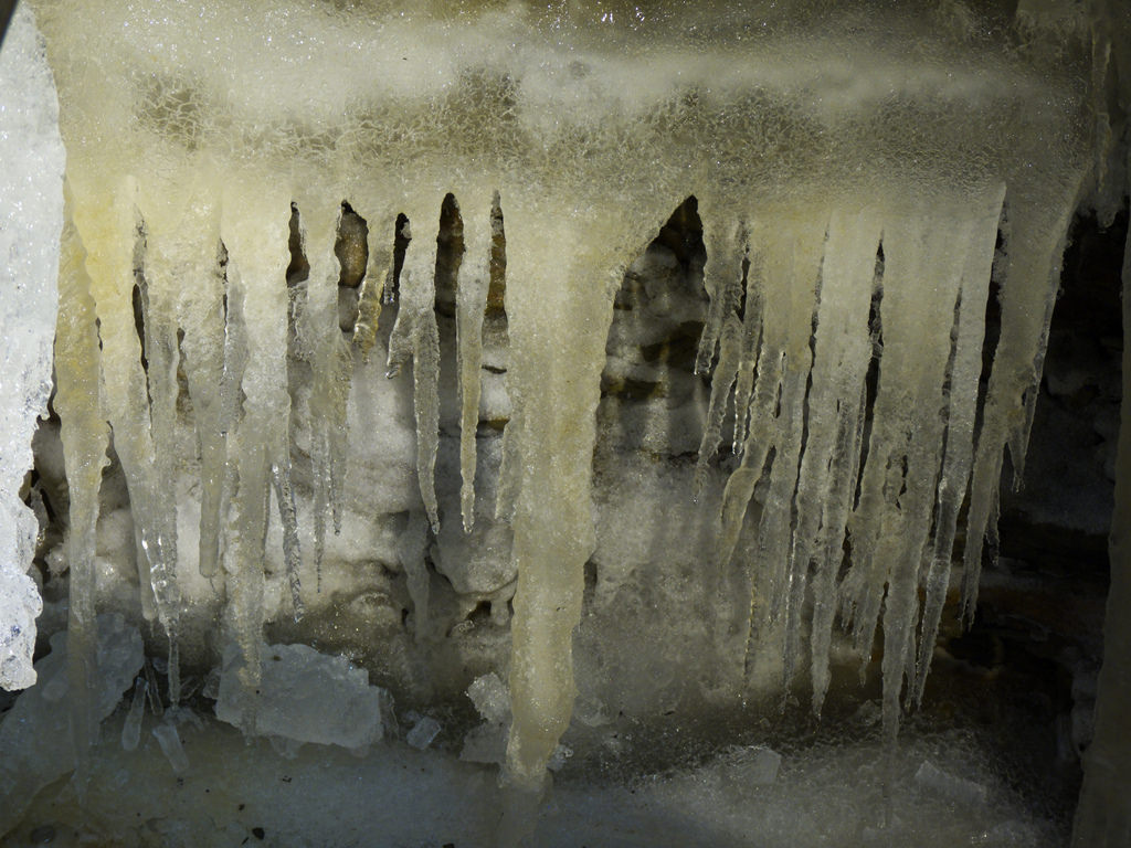 O peşteră misterioasă care produce gheaţă numai vara