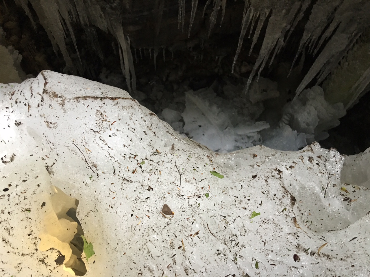 O peşteră misterioasă care produce gheaţă numai vara