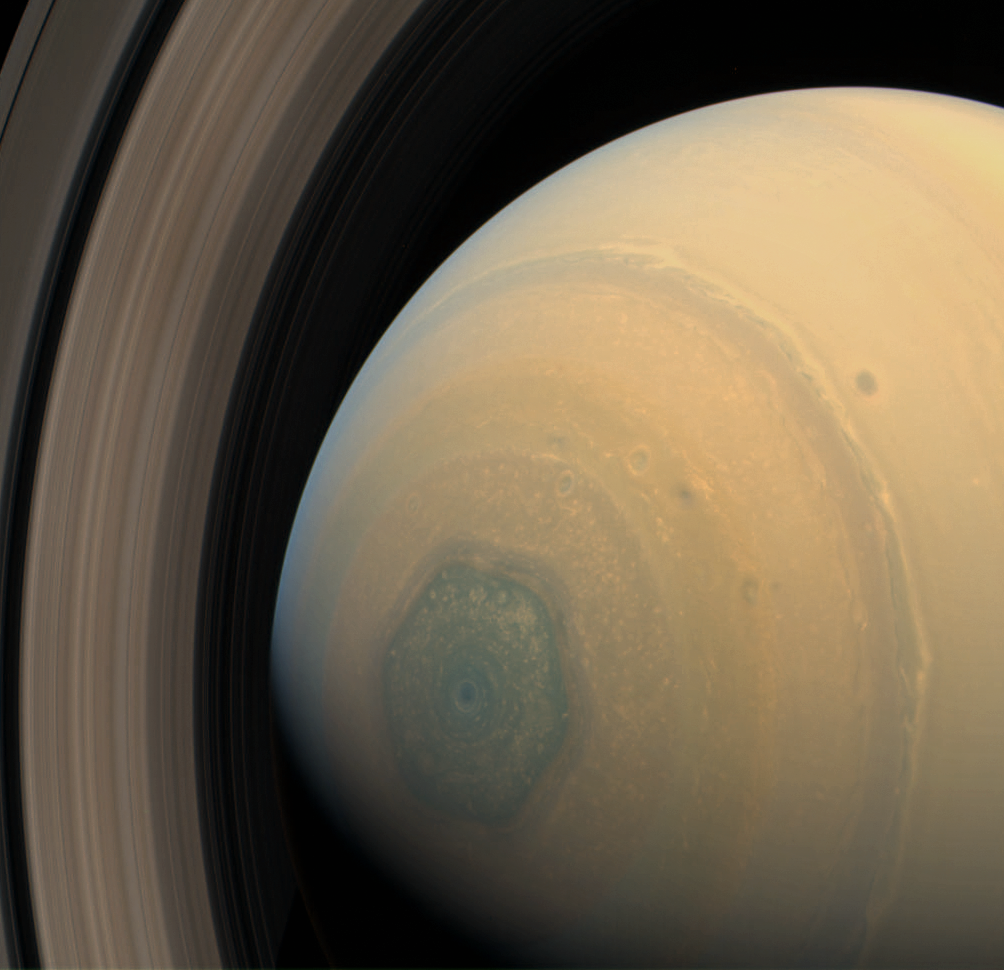 Furtuna hexagonală de pe Saturn îşi schimbă culoarea