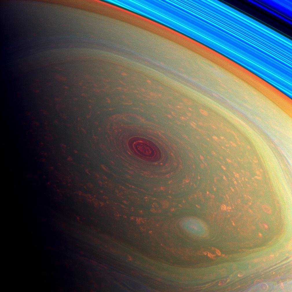 Furtuna hexagonală de pe Saturn îşi schimbă culoarea