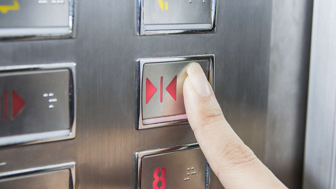 Butoanele de închidere a uşilor liftului nu fac absolut nimic