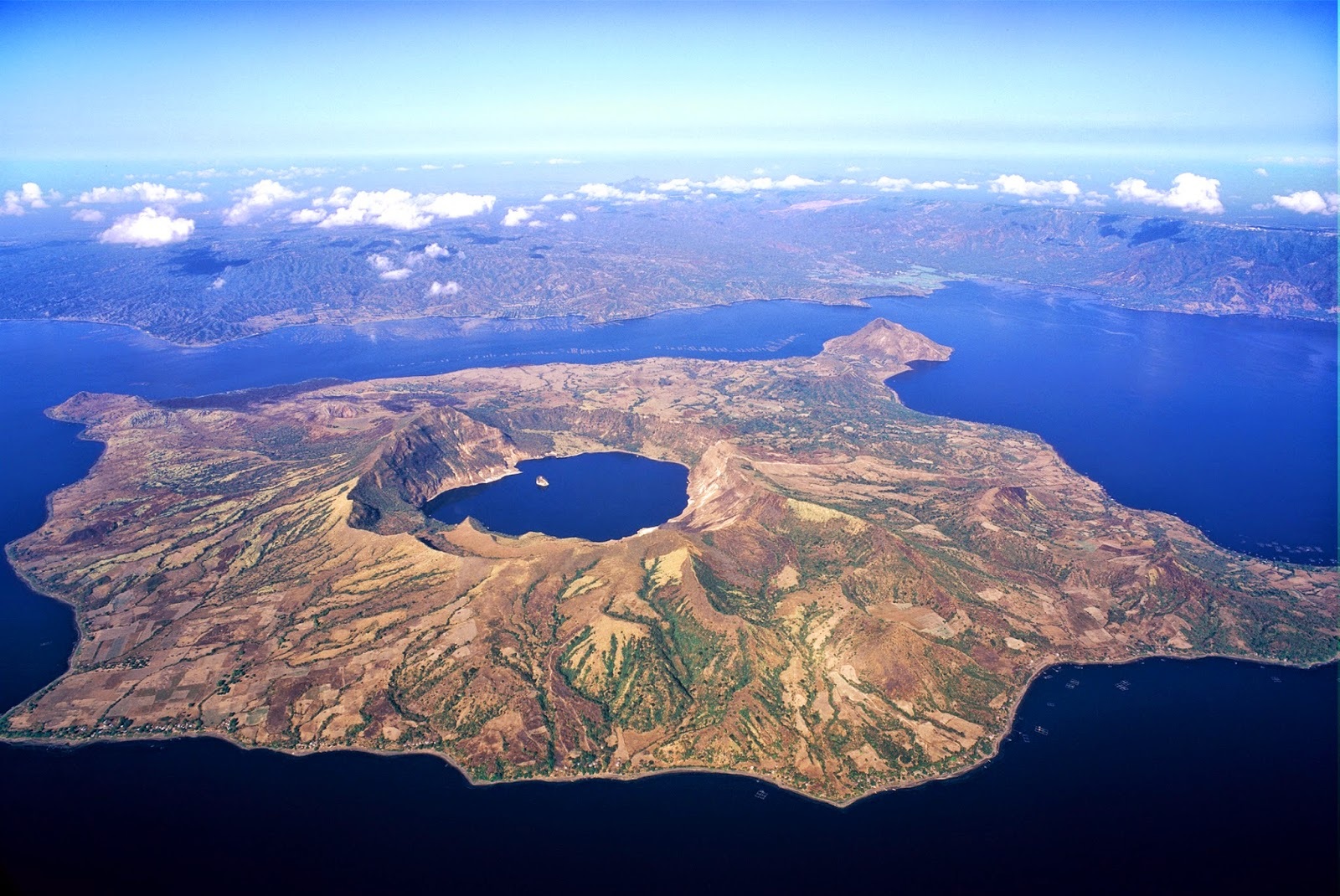 Insula dintr-un lac pe o insulă într-un lac pe o insulă