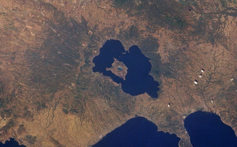 Insula dintr-un lac pe o insulă într-un lac pe o insulă