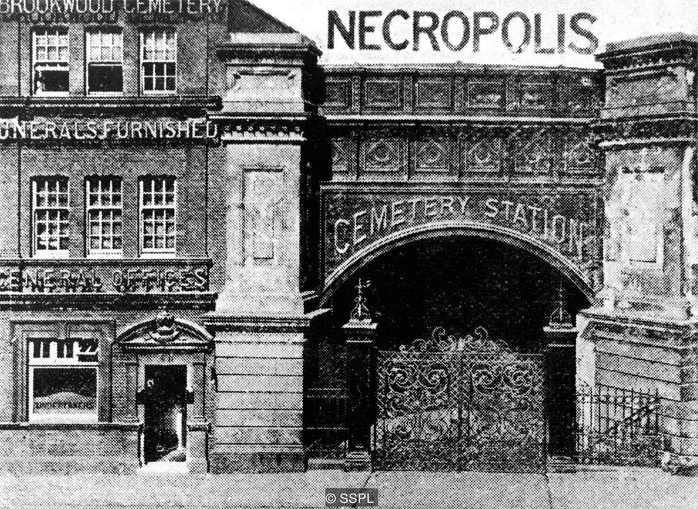 Staţia feroviară Necropolis din Londra: trenul călătorilor neînsufleţiţi