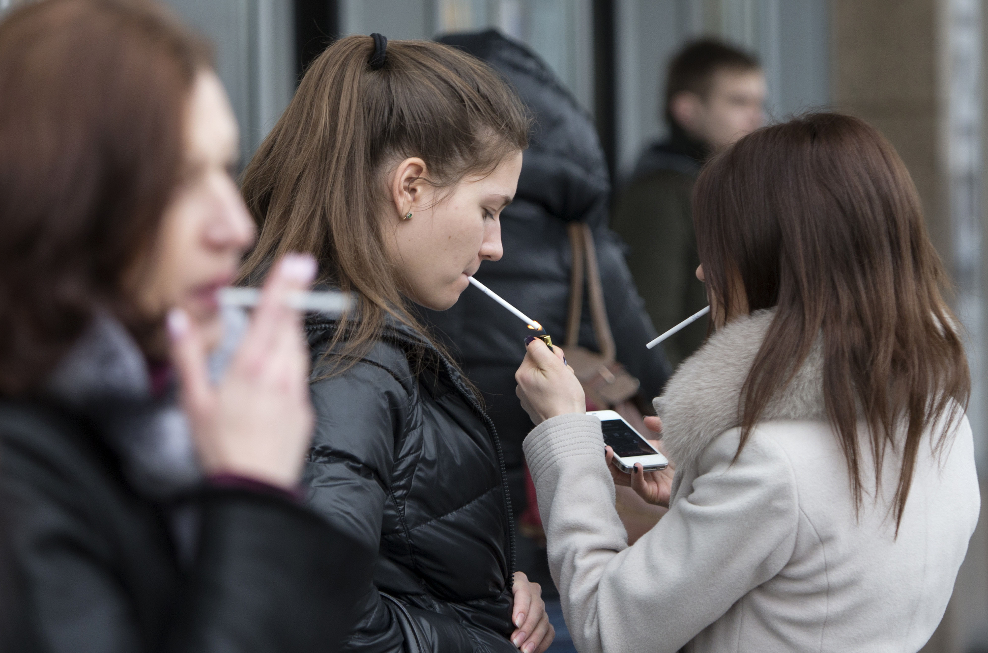 Проблемы молодежи студентов. Подросток с сигаретой. Люди курят. Podrostok kurit. Молодежь с сигаретами.