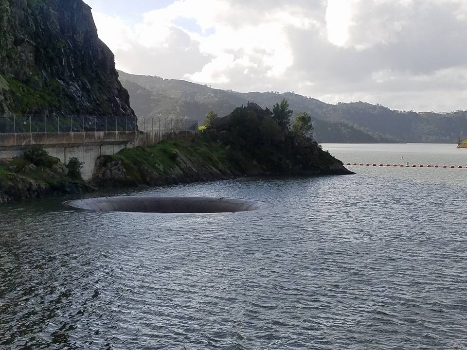 Privind în abisului hipnotizantului baraj deversor „Gaura de glorie”