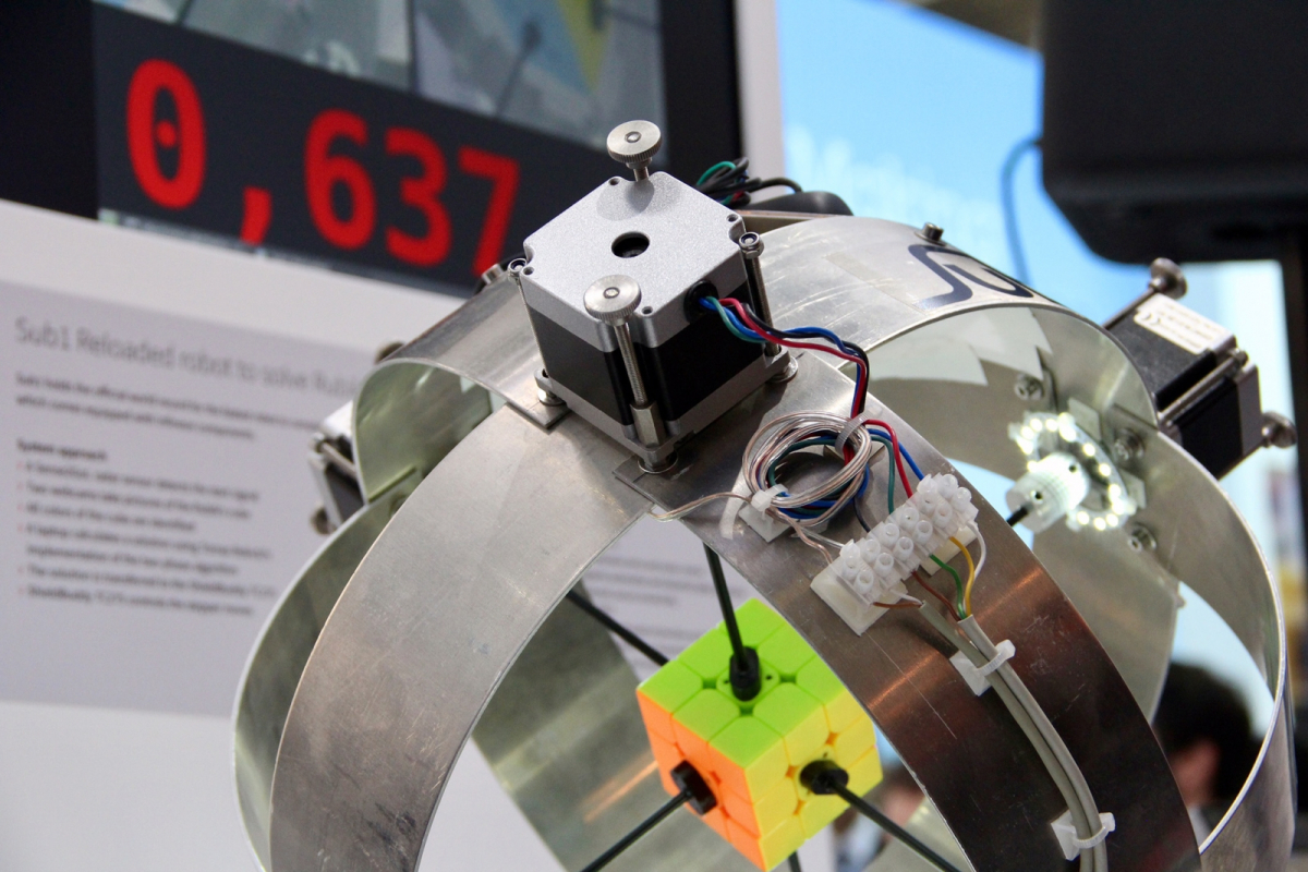  Un robot rezolvă cubul rubik în 0.637 de secunde