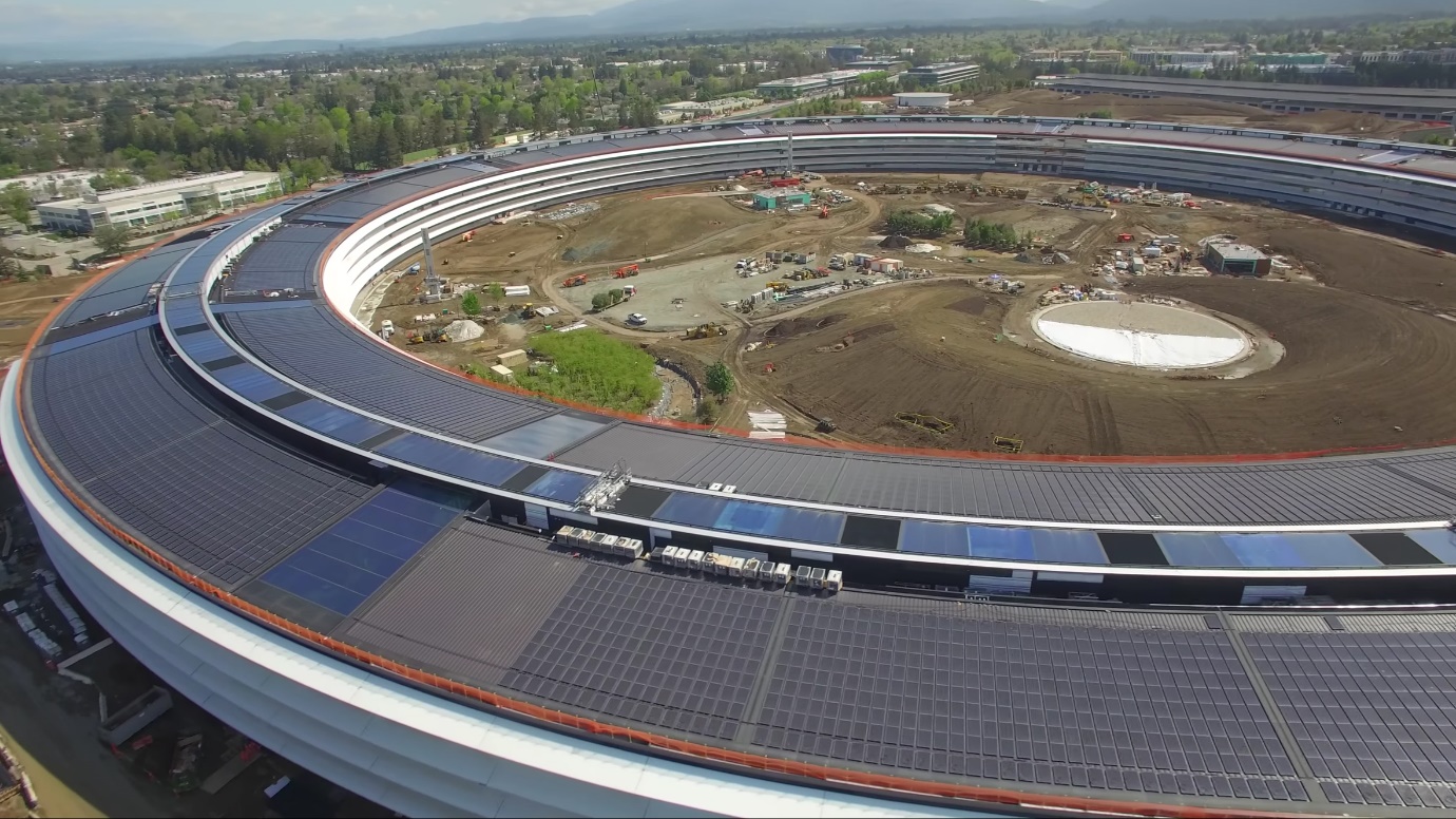 Apple Park surprins de o dronă
