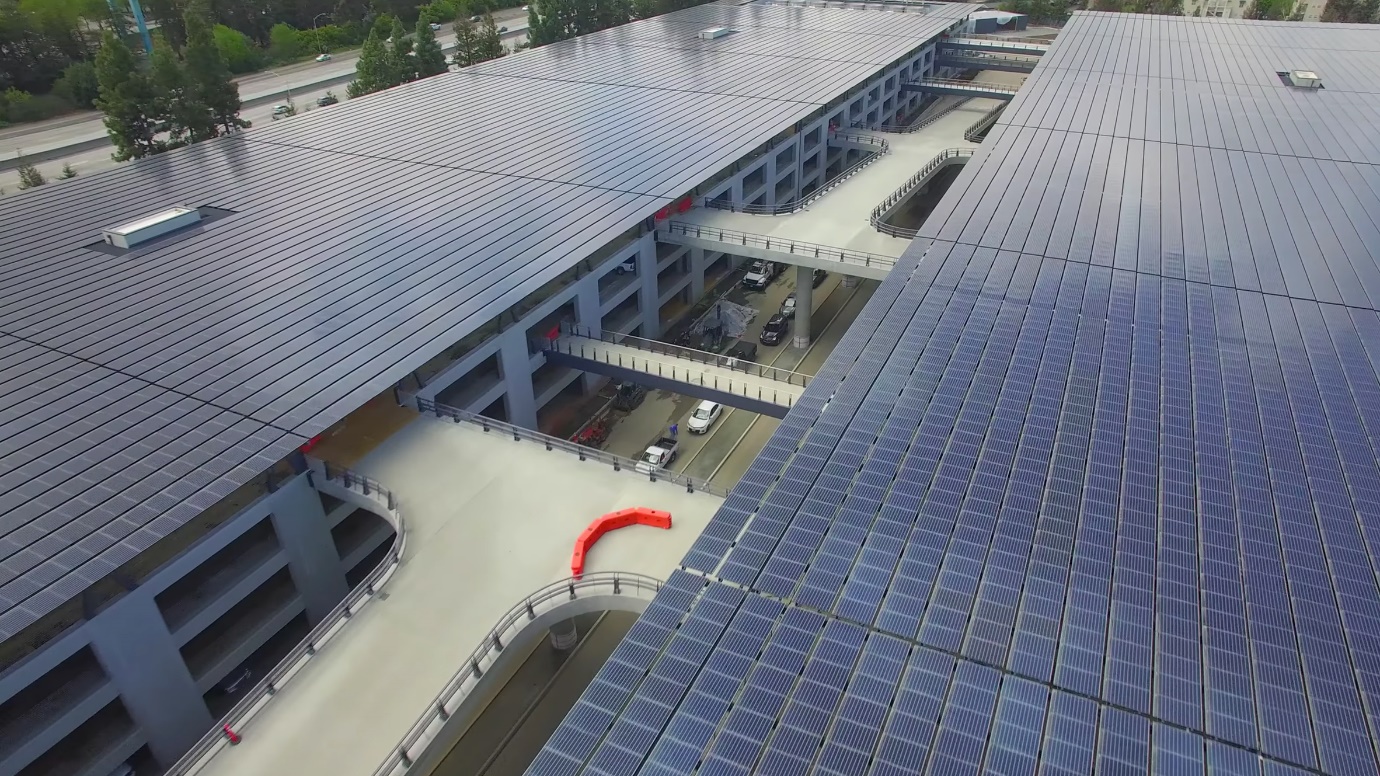 Apple Park surprins de o dronă