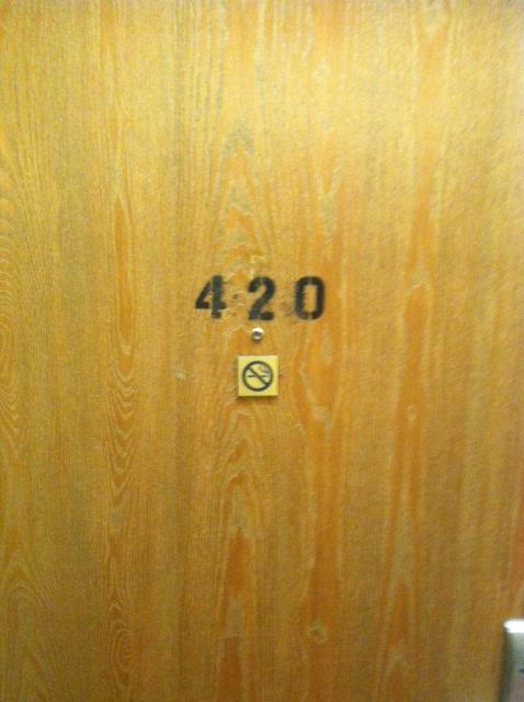 De ce hotelurile omit Camera 420?