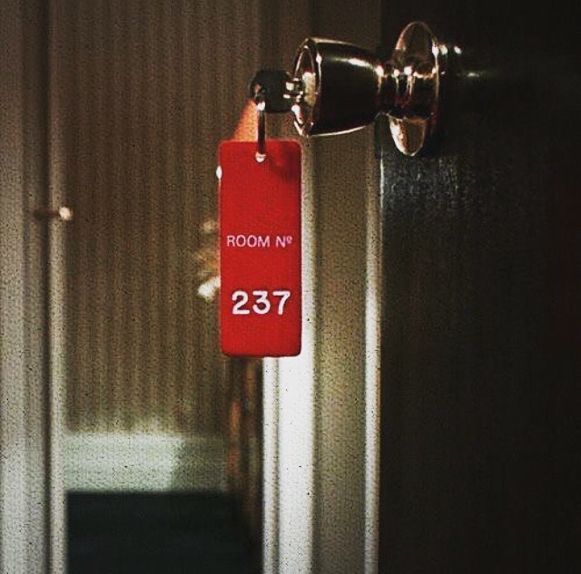 De ce hotelurile omit Camera 420?