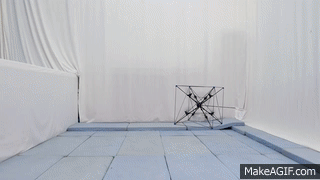 Această dronă Omnicopter poate prinde mingea