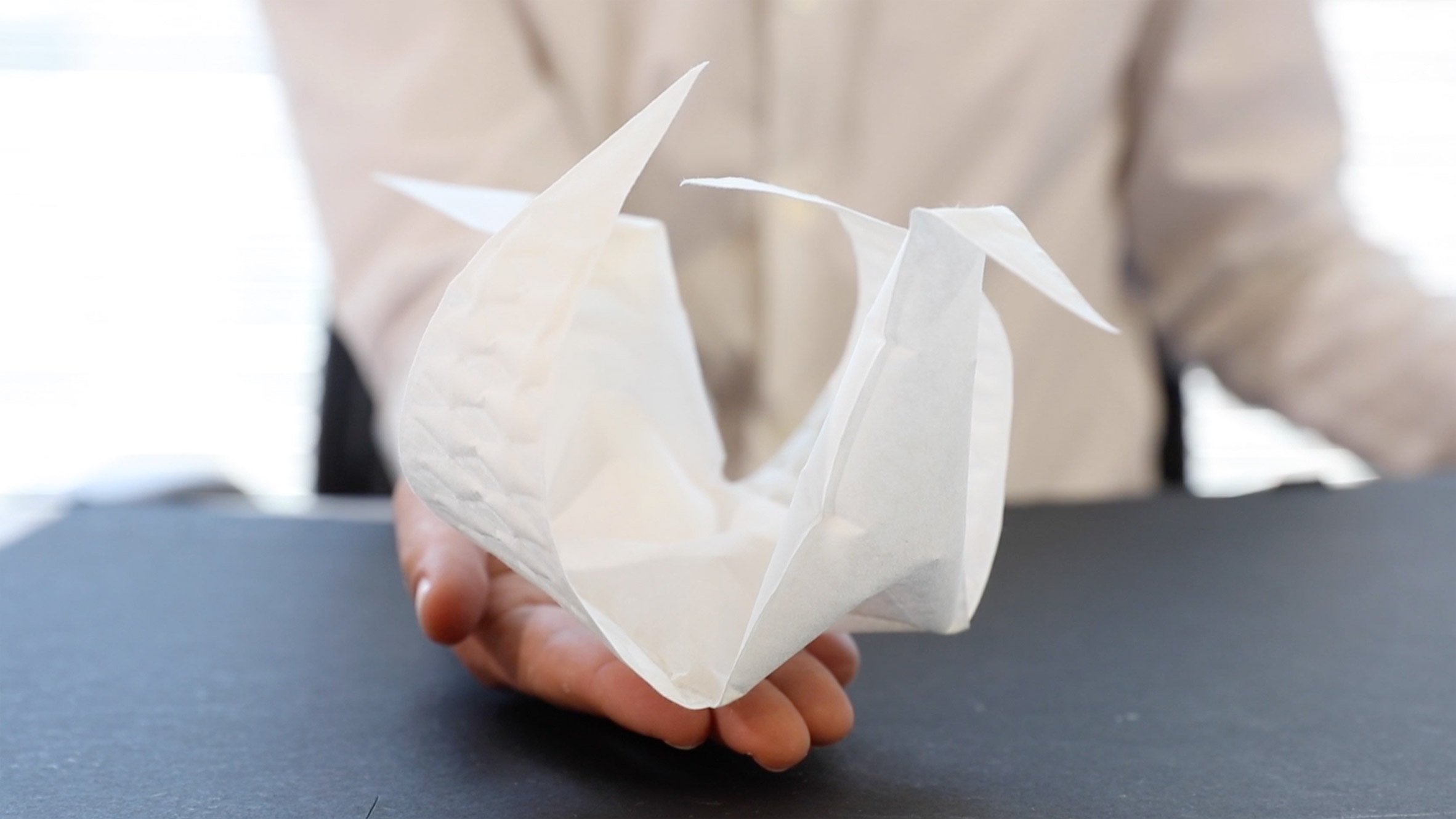 Colile aeromorfe gonflabile se autoîmpăturesc în figuri origami complexe