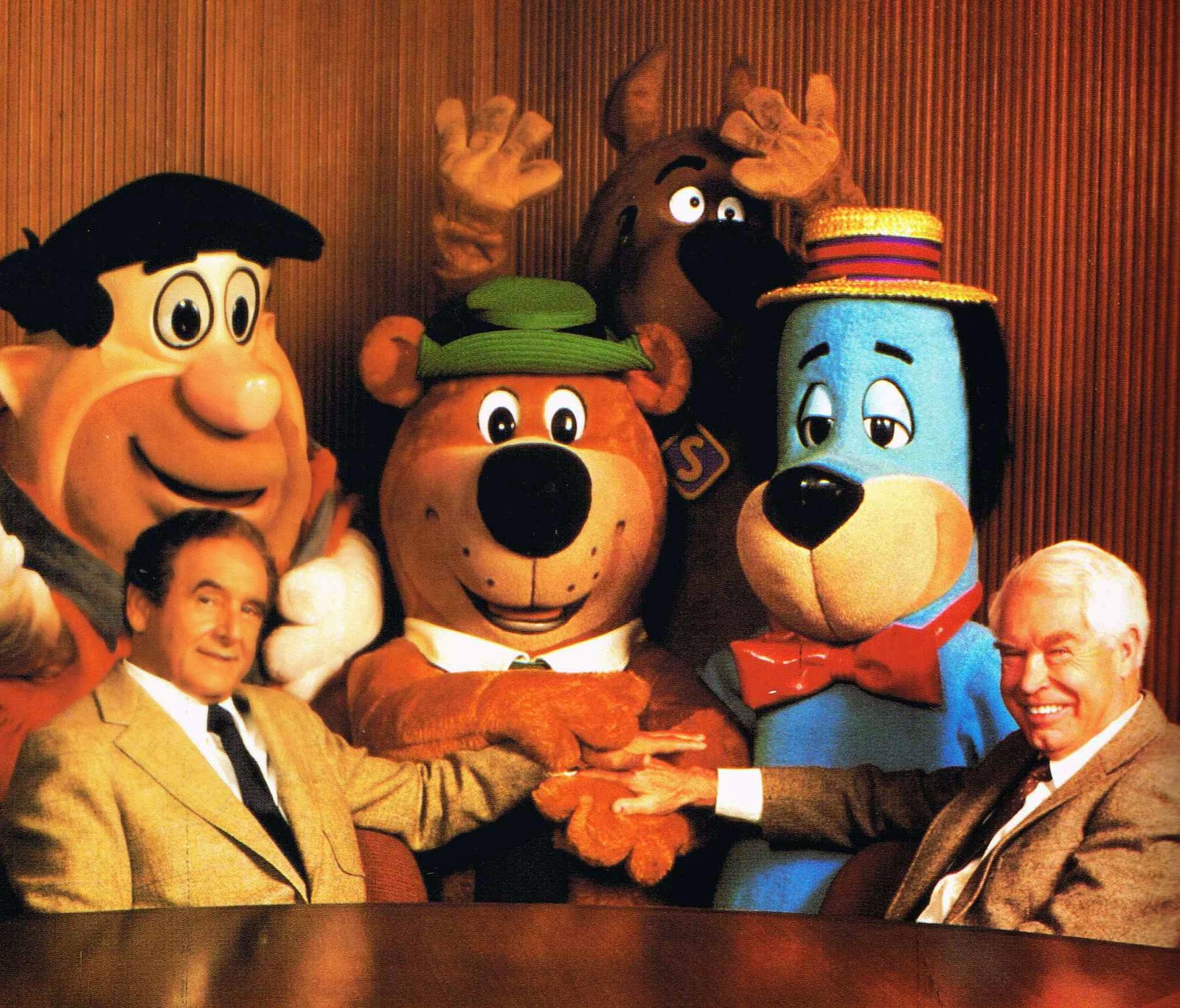 De ce poartă gulere personajele din desenele animate Hanna-Barbera?