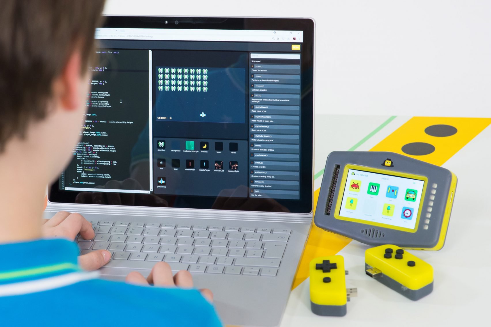 Consola portabilă de jocuri care învaţă copiii limbajul programării