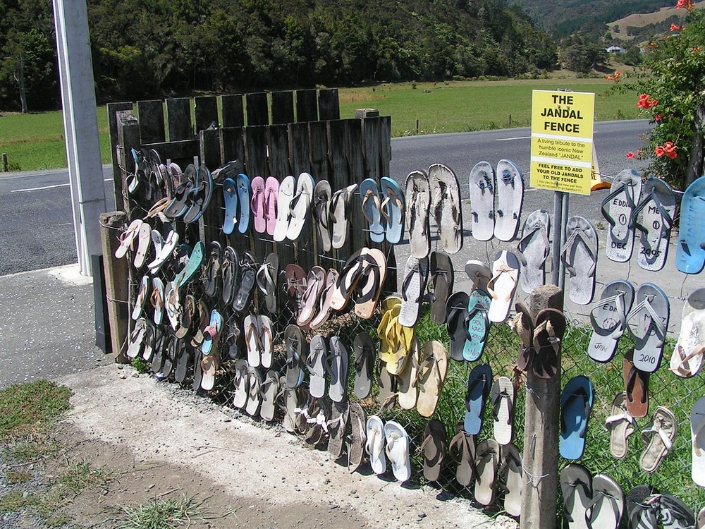 Noua modă a neo-zeelandezilor: decorarea gardurilor cu gunoi