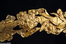O coroană de aur antică, mai veche de 2.300 de ani - găsită într-o cutie de carton