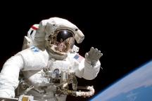 Poate supravieţui un om în spaţiul cosmic fără costum de astronaut?