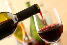De ce ne usucă gura vinul roşu?