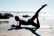Colanţi inteligenţi care corectează poziţiile imperfecte de yoga