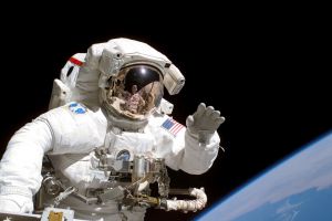 Poate supravieţui un om în spaţiul cosmic fără costum de astronaut?