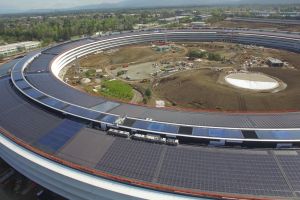 Apple Park surprins de o dronă