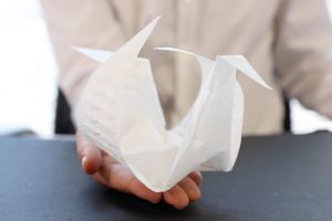 Colile aeromorfe gonflabile se autoîmpăturesc în figuri origami complexe