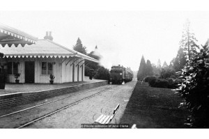 Trenul necropolei in 1907, apropiindu-se de Gara de Nord a cimitirului Brookwood. Foto: John Clarke