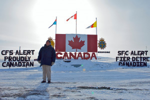 Ambasadorul Statelor Unite ale Americii, Jacobson, in fata semnului de bun venit al CSB Alert; Foto: US Embassy Canada/Flickr