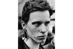 Moda punk a anilor 70: acul de siguranta pe post de piercing