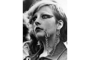 Moda punk a anilor 70: acul de siguranta pe post de piercing