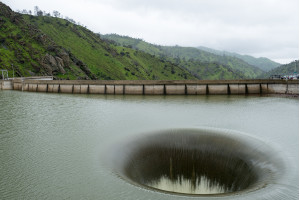 Deversorul de la Monticello Dam in plina actiune, 19 februarie, 2017