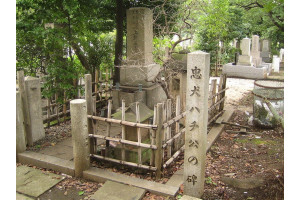 Monumentul lui Hachiko pe partea laterala a mormantului profesorului Ueno din cimitirul Aoyama, Minato, Tokyo. Foto: Wikipedia