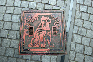 Un capac de supapa Hachiko situat la numai cativa metri de statuia actuala. Foto: Wally Gobetz/Flickr