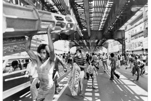 Unii oameni de pe Broadway, din sectiunea Bedford-Stuyvesant, Brooklyn, pot fi vazuti jefuind in timpul panei de curent din 1977; Foto: Tyrone Dukes/The New York Times