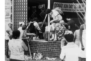 Oamenii scot marfa furata dintr-un supermarket A&P de pe bulevardul Ogden si Strada 166 din Bronx; Foto: Bettmann/Corbis