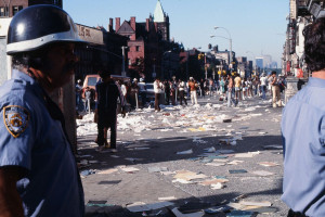 Ofiteri de politie si trecatori, in fata unui magazin jefuit din Brooklyn; Foto: Robert R. McElroy / Getty Images