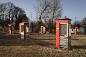 Cabine telefonice, utilizate de detinuti pentru a apela lumea din afara, decoreaza bazele inchisorii Bastoy; Foto: Marco Di Lauro/Getty Images