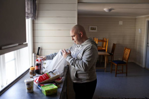 Edven, condamnat la trei ani si doua luni pentru infractiuni legate de stupefiante, se afla in bucataria sa dupa ce s-a intors acasa de la cumparaturi; Foto: Marco Di Lauro / Getty Images