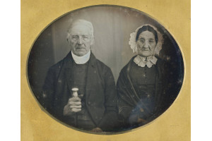 Un cuplu in varsta identificat ca Daniel Chaffee si Catherine Newell. Chaffee s-a nascut pe 3 iunie 1783 si a murit in 1859. Newell s-a nascut pe 24 noiembrie 1805 si a murit la mai putin de o luna dupa sotul ei; Flickr/Grupul Portrete fotografice victoriene ale oamenilor