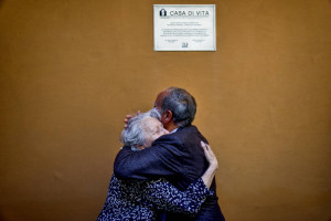 Supravietuitorii Fatebenefratelli imbratisandu-se in timpul unei reuniuni la spital, pe 21 iunie 2016; Foto: Stefano Montesi/Corbis via Getty Images