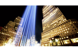 Una dintre cele doua coloane Tribute in Light din punctul de la sol, Ground Zero; Foto: History