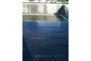 Numele celor care si-au pierdut viata in atentate, inscrise pe marginile bazinelor memorialului WTC